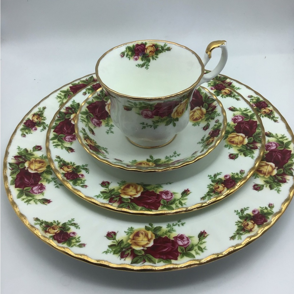 Royal Albert Old Country Rose. 4 piece dinner set